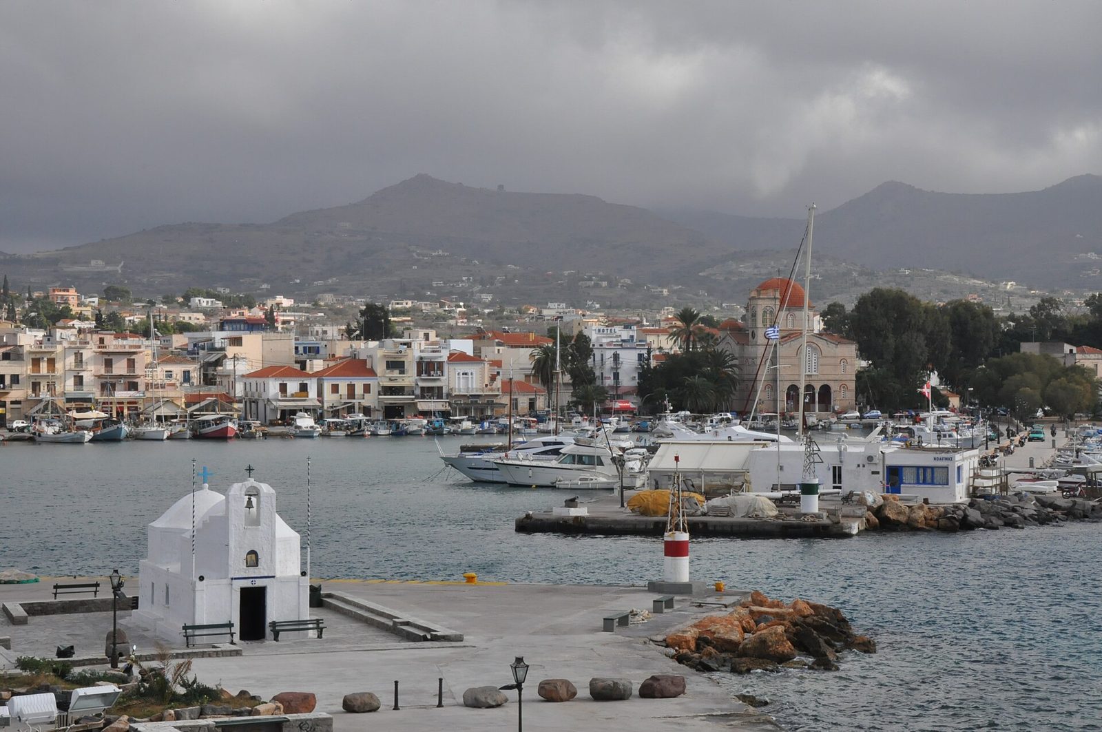 Aegina ana limanı